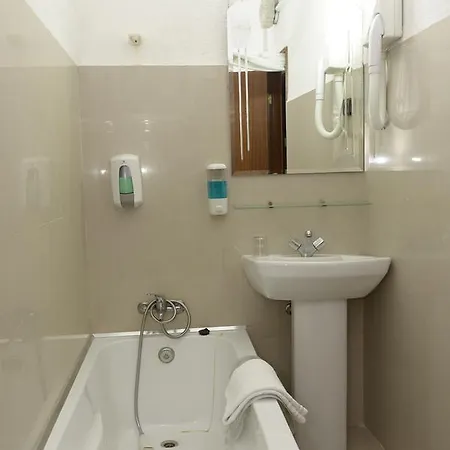 4 Estacoes Otel 2*